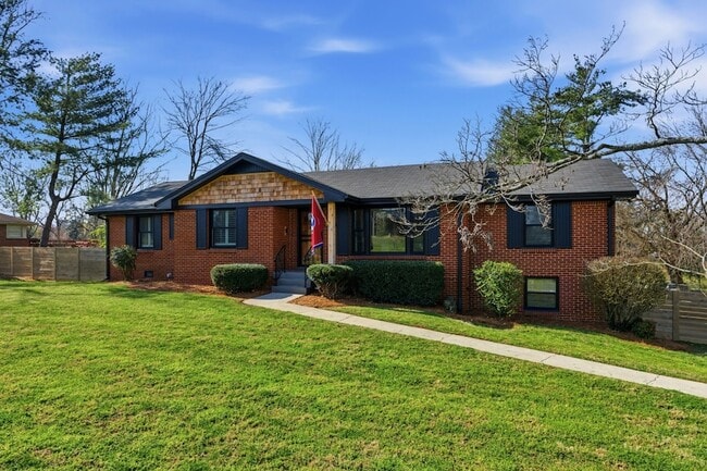 Building Photo - 2820 Donna Hill Dr