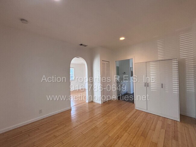 Building Photo - Downtown Roseville - 2 Bed, 1 Bath - Single Level Bungalow - Landscaping Included - Utilities Inc...