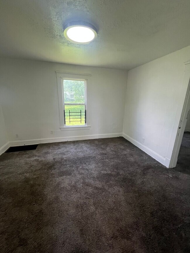 Building Photo - Charming 3-bedroom home, Section 8 Accepted