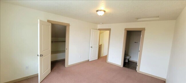 Building Photo - 1014 S Olympia Pl