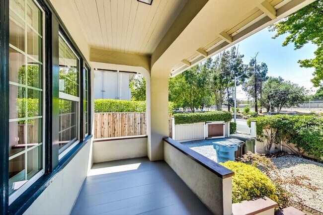 Building Photo - 2 Bedroom, 1 Bath + Office - Downtown Palo...