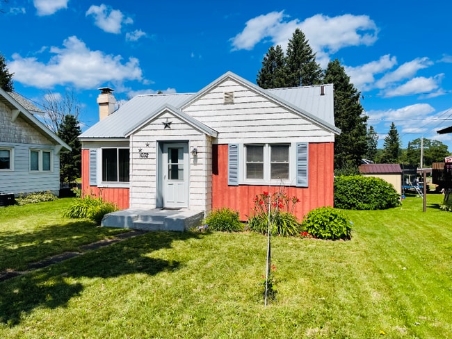 Primary Photo - 1032 E Cloverland Dr