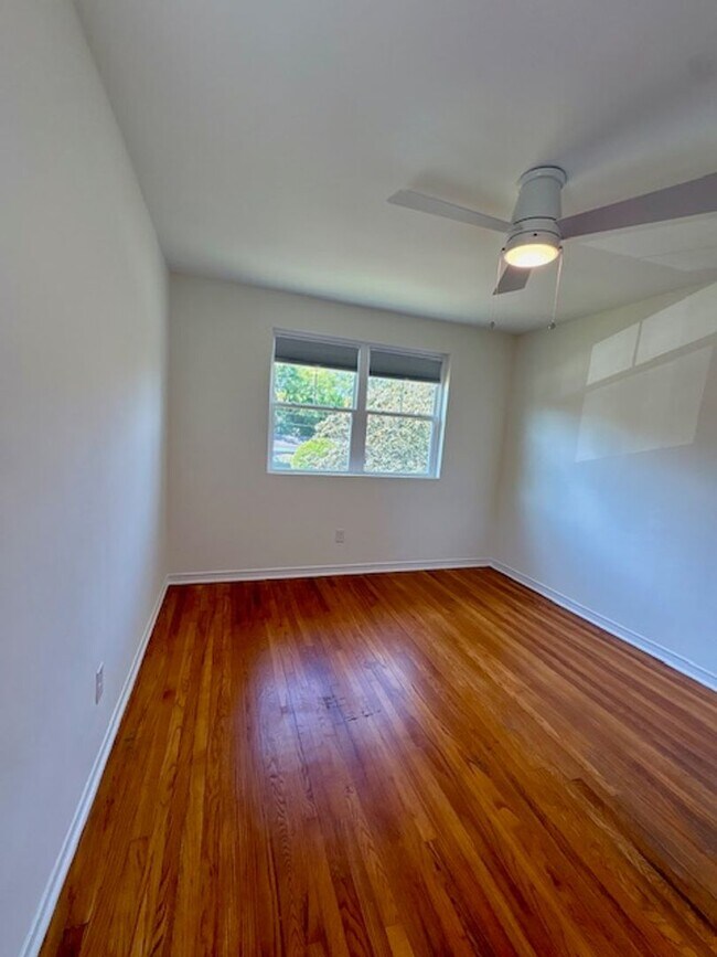 Building Photo - Fully Renovated Three Bedrooms Condo in South Windermere