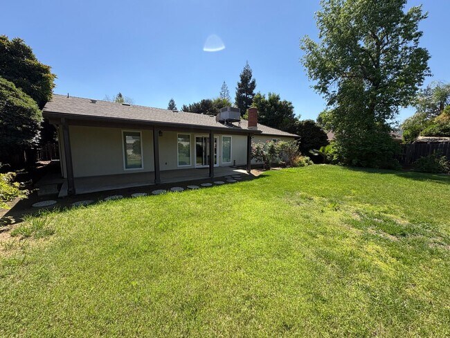 Building Photo - Beautiful Home with solar Rent Ready!