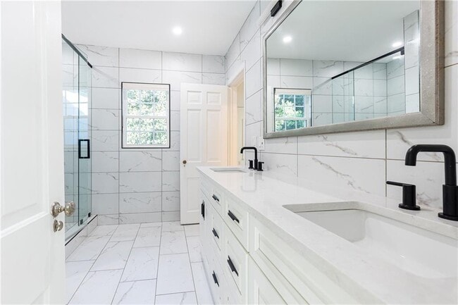 Building Photo - 200 W Paces Ferry Rd NW