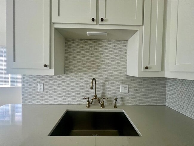 Building Photo - 858 NW B St