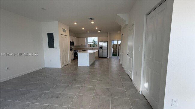 Building Photo - 1096 SE 2nd St