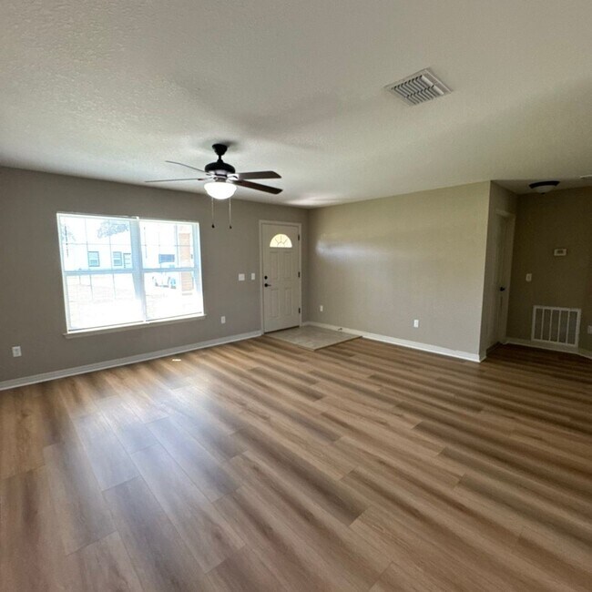 Building Photo - DISCOVER THE BEAUTIFUL 3 Bd/2Ba in Ocala!!