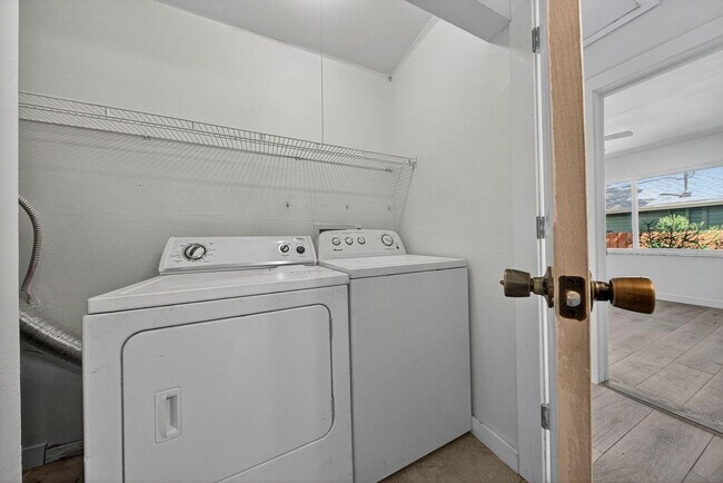 Building Photo - 117 NE 8th St