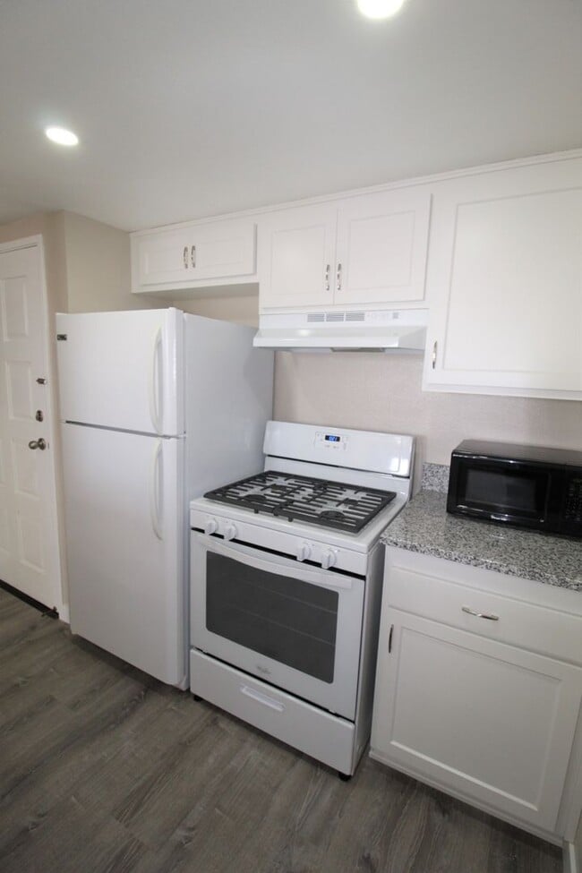 Building Photo - Remodeled Condo in Central Oxnard Gated Community!