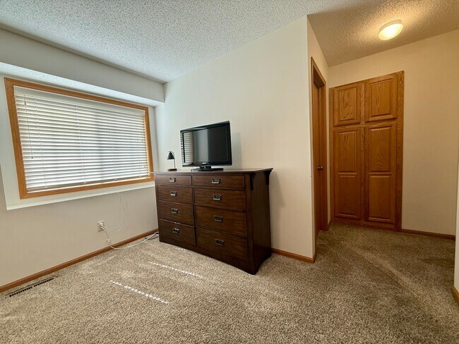 Building Photo - Lovely 3BR/3BA Otsego End Unit Townhome Available June!
