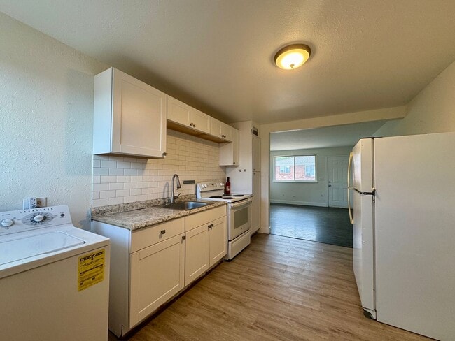 Building Photo - 2 Bedroom 1 Bath In Lakewood! Available Now!!