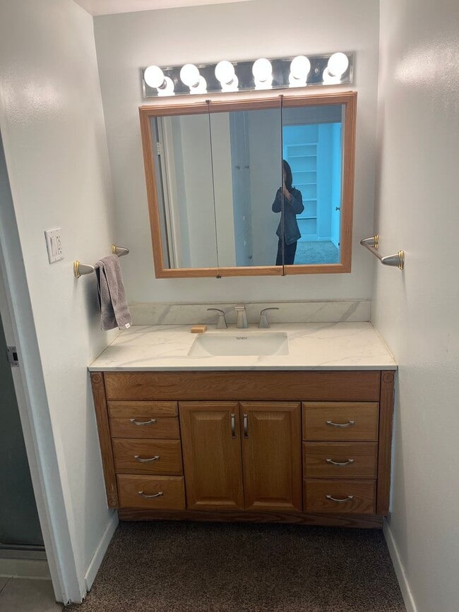 Building Photo - Downtown 1 Bedroom Condo