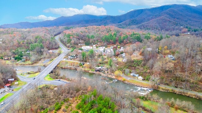 Building Photo - Great 2 Bedroom House in Dillsboro near the River $1400 available June 5th for year-long lease