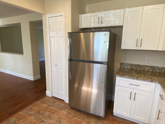 Building Photo - Adorable 3 bedroom / 2.5 bath town home wi...
