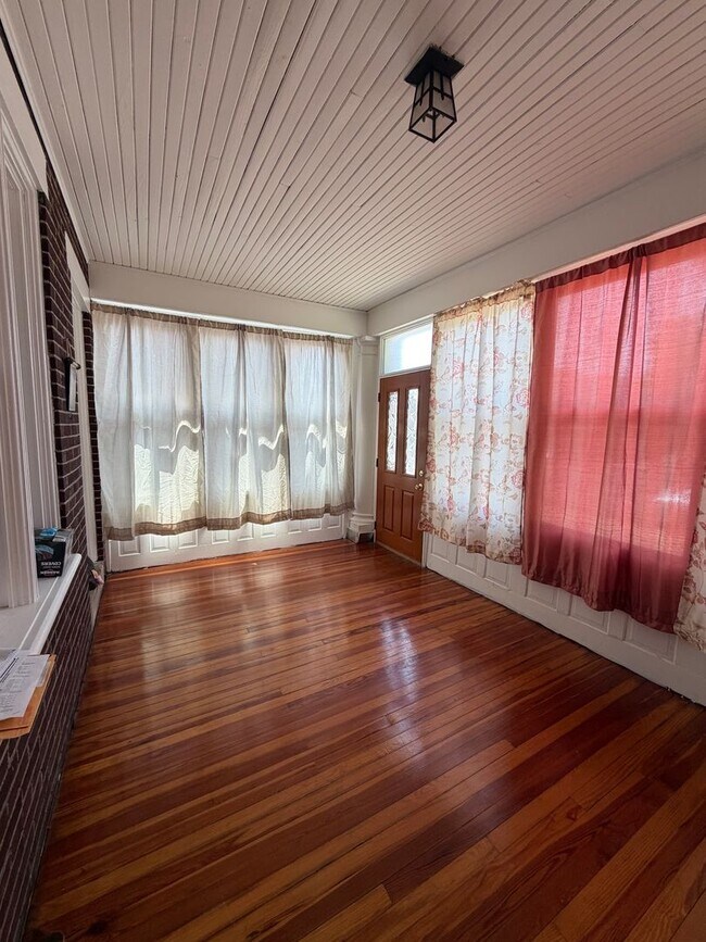 Building Photo - Spacious 3 Bedroom Home – Backyard + Porch Included!