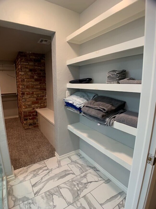 Building Photo - 3 Bed Home OKC - Move in Deposit-Free! (If Qualified)