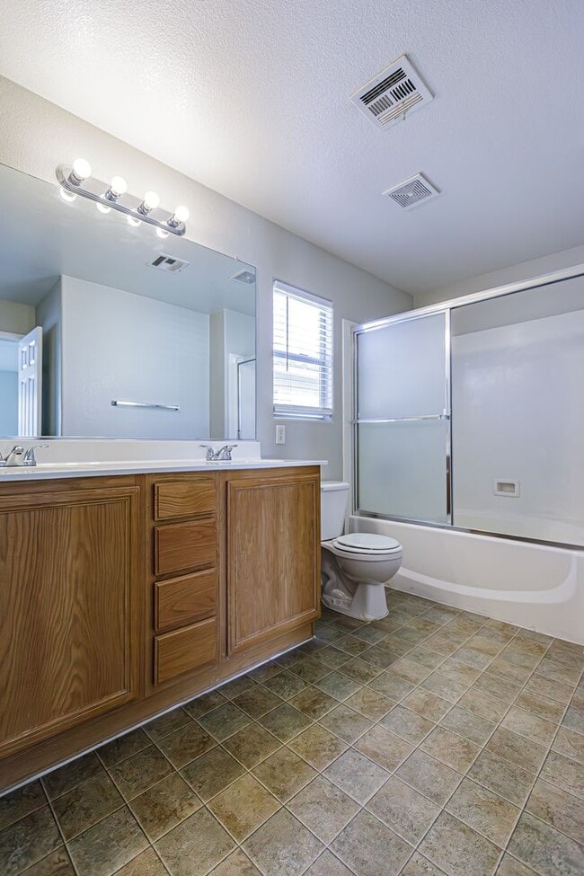 Building Photo - 4 Bedroom home located in Silverado Ranch