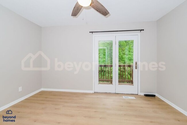 Building Photo - Stunning 4 Bedroom 2 Bathroom Home - Looki...