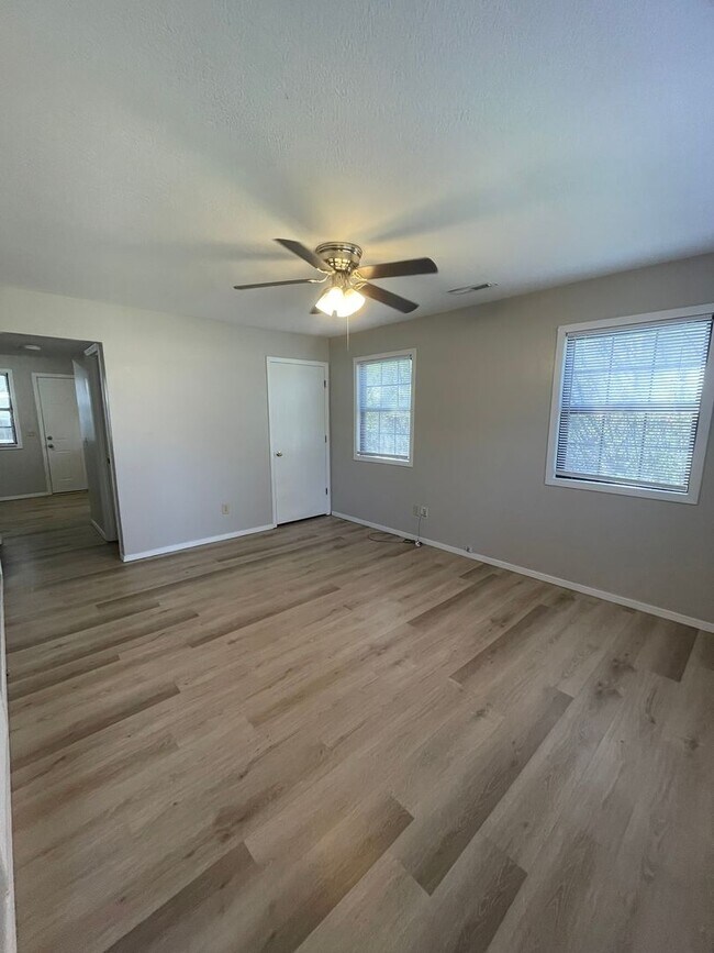 Building Photo - 531-B N Oak Grove Ave