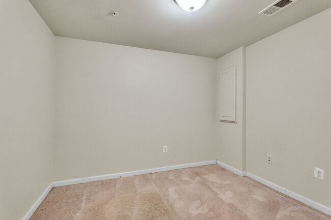 Building Photo - Charming 3 BR + Den Townhouse available now