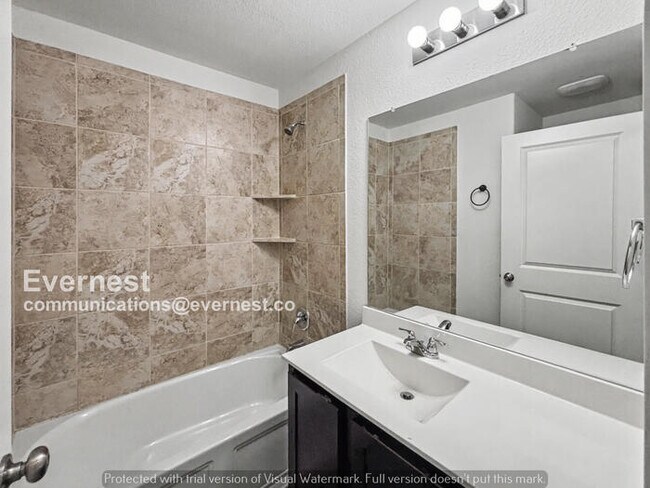 Building Photo - 4 Bed/2 Bath Home with Garage / Pet-Friendly / Available Now!