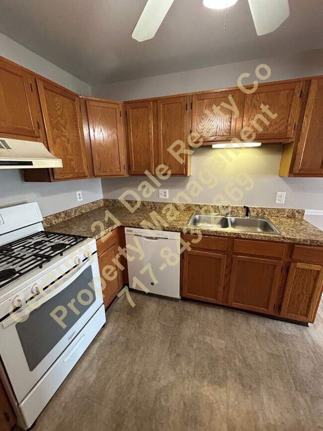 Building Photo - 3 BR, 1.5 Baths, 1 car garage Dover PA