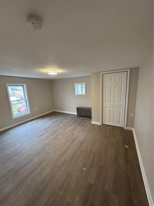 Building Photo - 220 Crane St