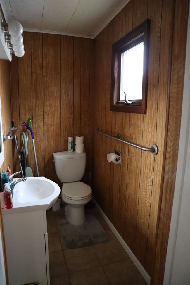 Building Photo - 2-3 bedroom house with 1 car garage in Ind...