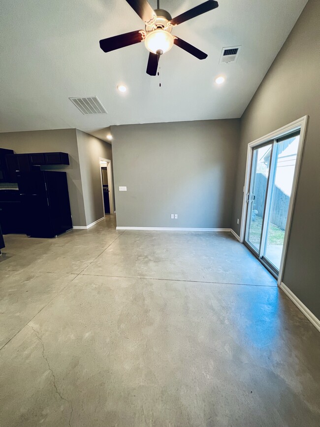 Building Photo - 4801 N Hillside Ct