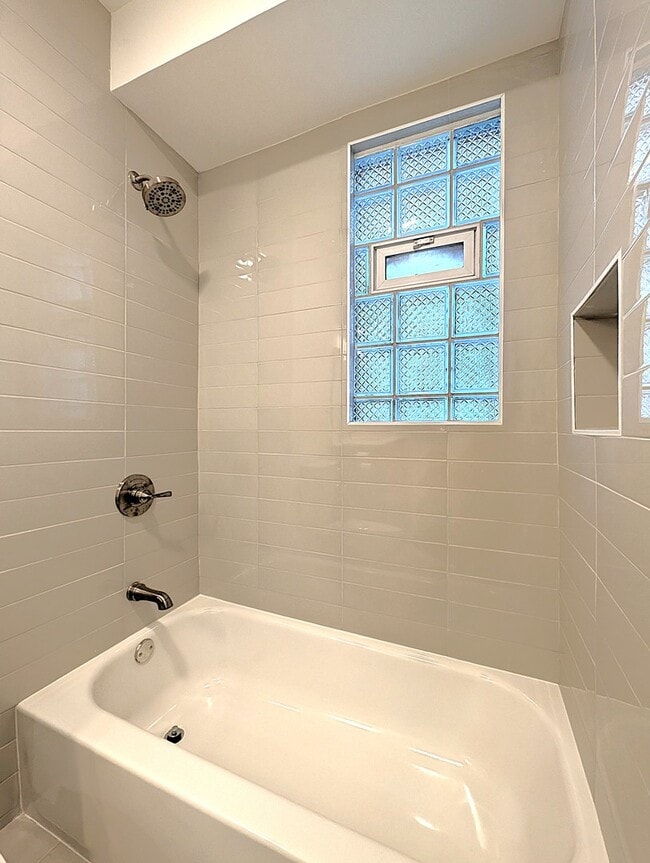 Building Photo - 2437 W Leland Ave