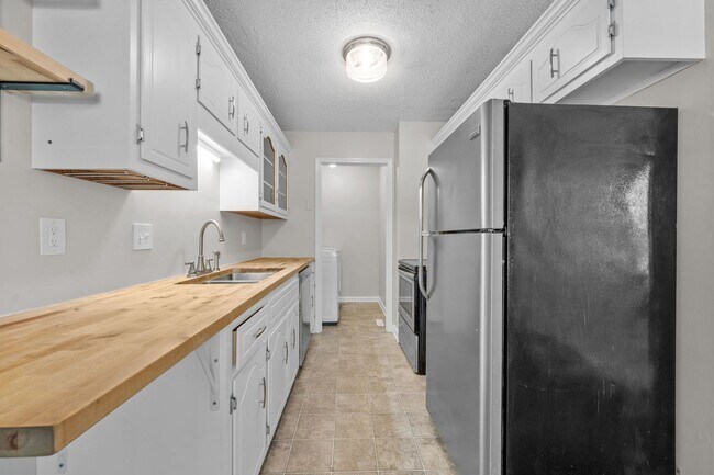 Building Photo - Charming Brick Home with Soaring Ceilings & Updated Finishes!