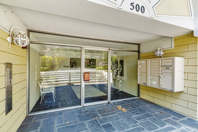 Building Photo - Top-Floor Corner Condo Near Downtown Palo Alto and Stanford