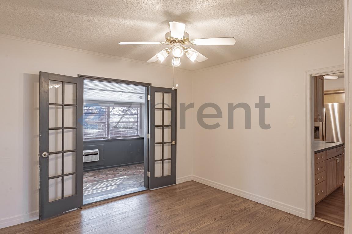 Building Photo - 1418 W Shepherd St