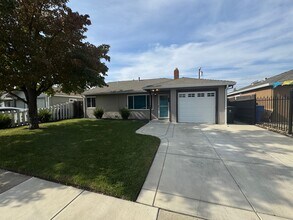 Building Photo - 3 Bedroom | 1 Bathroom | Home in Sacramento