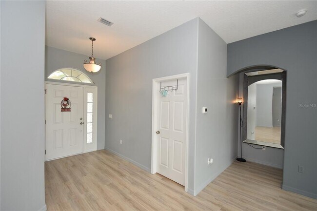 Building Photo - 2 Rae Pl