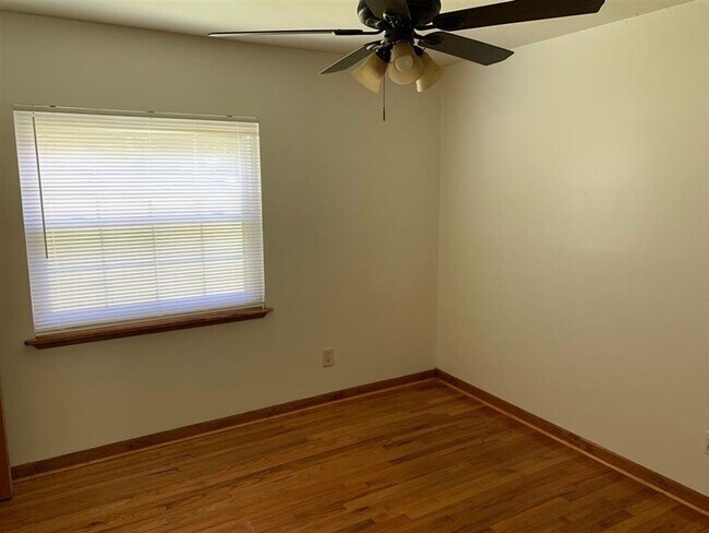 Building Photo - 1805 Mayhew St