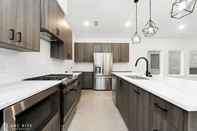 Building Photo - High End Luxury Home!