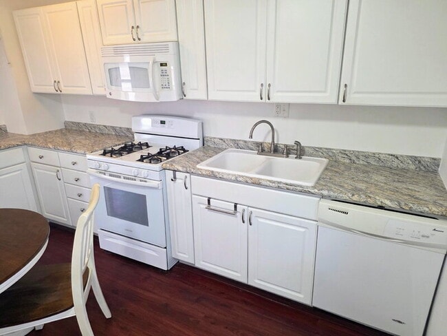 Building Photo - 1526 Rapids St