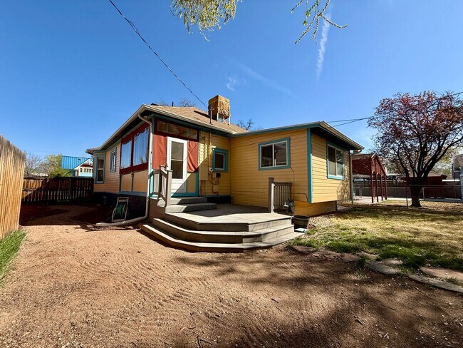 Building Photo - 909 Ouray Ave