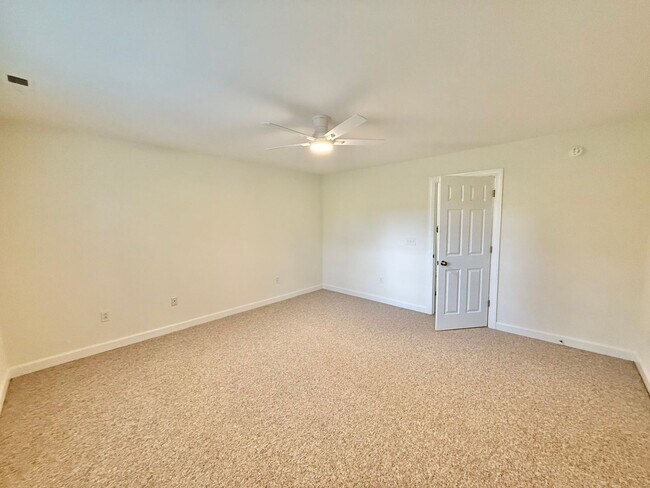 Building Photo - Newly Remodeled 3BD, 3BA Raleigh Townhome ...