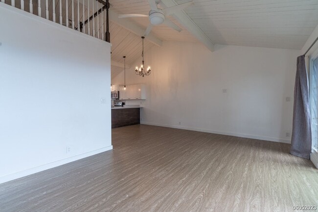 Building Photo - Spacious 4BR/2.5BA/2PKG Townhome with Ocea...