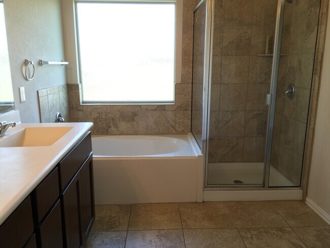Building Photo - Great Open Floor Plan in Buda