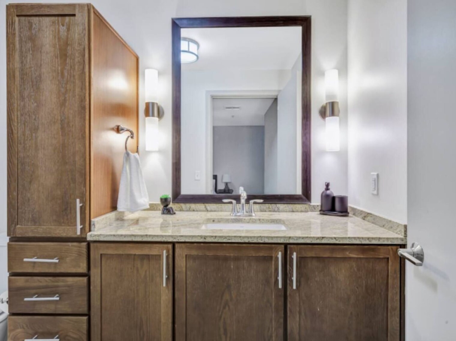 Building Photo - 1555 Elm St