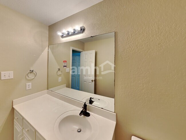 Building Photo - 511 Point Vly