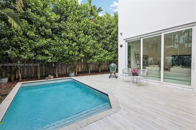 Building Photo - 10445 NW 68th Terrace