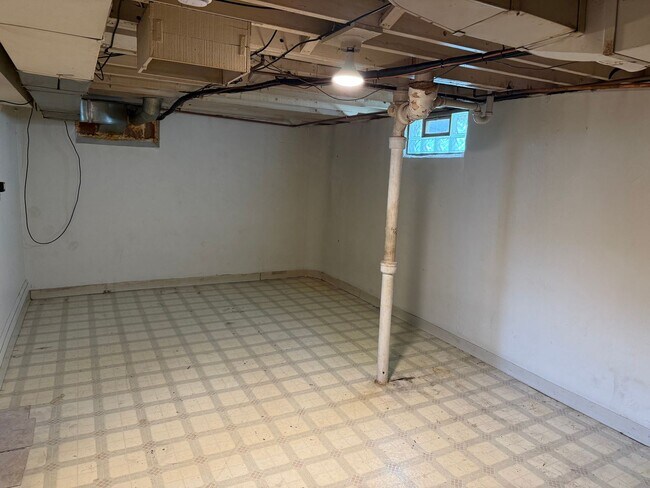 Building Photo - 3 Bedroom, 1 Bath Bungalow Style Home Move-In Ready!