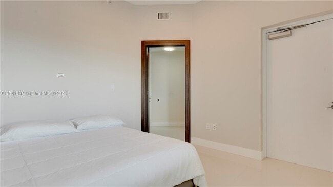 Building Photo - 2020 N Bayshore Dr