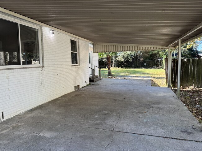 Building Photo - 212 Hazelnut St