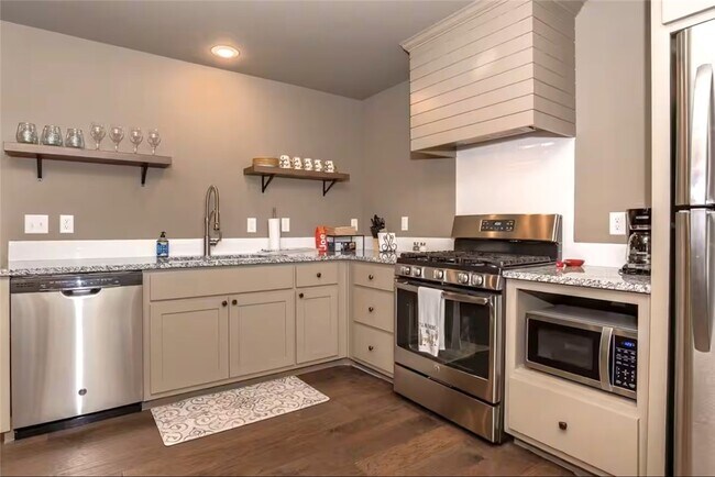 Building Photo - 301 NW F St